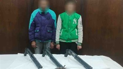 ضبط شخصين لحيازتهما أسلحة نارية وذخائر غير مرخصة بالقاهرة