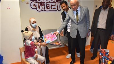  أجواء فرحة وسعادة.. محافظ الأقصر يحتفل مع أطفال متحدي السرطان بعيد الفطر