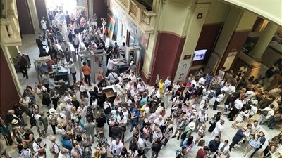 تزامنًا مع أيام عيد الفطر.. توافد كبير من السائحين العرب والأجانب على زيارة المتحف المصري بالتحرير| صور 