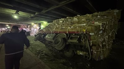 بسبب الحمولة الزائدة.. انقلاب سيارة جامبو أسفل الطريق الدائري بمنطقة كعبيش بالجيزة 