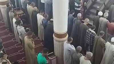 وداعا شهر الصيام.. المصلون يملؤون المساجد لأداء آخر صلاة تراويح في رمضان | بث مباشر