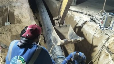 إصلاح كسر بخط مياه ومعالجة تجمعات المياه الجوفية بعدد من قرى الواسطى ببني سويف