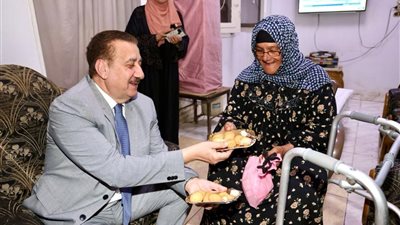 محافظ المنوفية يوزع كحك العيد على المرضى الفلسطينيين والمسنين في بركة السبع| صور 