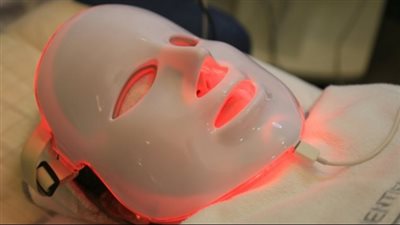 العلاج بالضوء الأحمر.. تقنية جديدة لتحفيز نمو الشعر وتحسين صحة البشرة