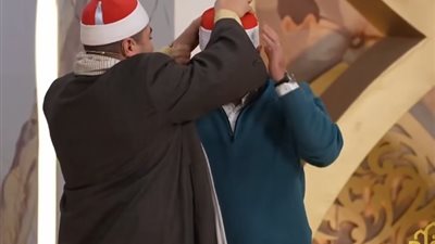 قارئ مصري يشارك في برنامج تلاوة بإيران ويهديهم عمامة الأزهر