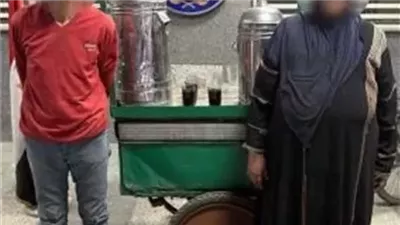 ضبط بائع متجول وسيدة أوهما المواطنين بتوزيع عصائر وطلب مبالغ مالية بعد تناوله| بث مباشر