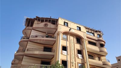 جهاز 6 أكتوبر يشن حملة لإزالة مخالفة بناء.. وصاحبها يستعين بكلاب مدربة لوقف التنفيذ