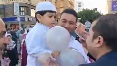 عاوز أفرح الأطفال.. قبطي يوزع عيديات على المسلمين بعد صلاة عيد الفطر | بث مباشر
