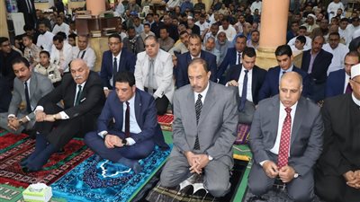 محافظ سوهاج يؤدي صلاة عيد الفطر المبارك بمسجد الشرطة بمدينة ناصر| صور