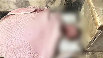 ينزف الدم من الحبل السري.. شخص يعثر على طفل بمدخل عمارته بكفر الشيخ