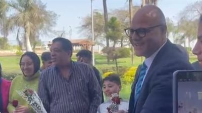 احتفالا بعيد الفطر.. محافظ القليوبية يوزع الورود على المواطنين في القناطر الخيرية | بث مباشر