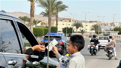 محافظ جنوب سيناء يهنئ المواطنين بعيد الفطر المبارك ويوزع العيديات بطور سيناء