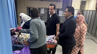 مستشفى المقطم للتأمين الصحي يحتفل بعيد الفطر مع المرضى بتوزيع الكحك والبسكويت