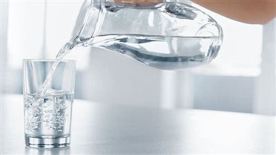 شرب كميات كافية من الماء.. الصحة تقدم نصائح غذائية للحفاظ على الصحة خلال أيام عيد الفطر