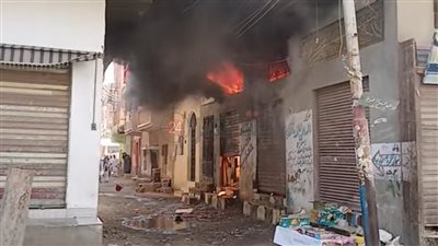 بسبب ماس كهربائي.. السيطرة على حريق بمحل منجد في قرية طبهار بالفيوم