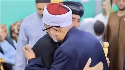 طول ما أنت كتف في كتفي نقدر على الدنيا.. الشيخ زين والأنبا بيمن يقدمان مشهدًا مؤثرًا في الأقصر