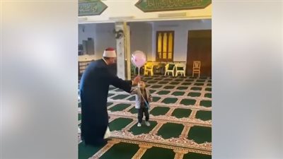 داعية عن فيديو ملاعبة أحد المشايخ للأطفال بالبالونة في المسجد: يجوز لهم اللهو واللعب اليسير