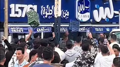 مشاجرة بالأيدي وغلق المحل.. تفاصيل خناقة عمال بلبَن مع الزبائن ببورسعيد | بث مباشر