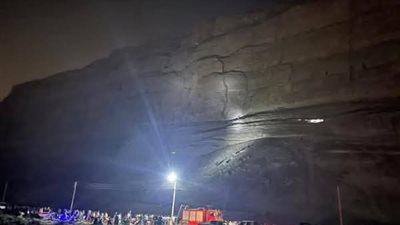 التنزه والصور التذكارية | تفاصيل إنقاذ شاب عالق أعلى الجبل ومصرع نجل عمه أثناء تسلق الجبل الغربي بسوهاج