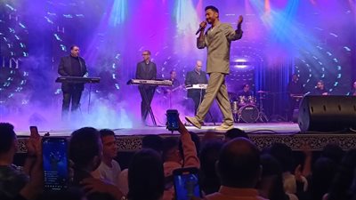 لقطات لـ حمادة هلال من حفله على مسرح البالون بحضور تامر عبد المنعم| صور