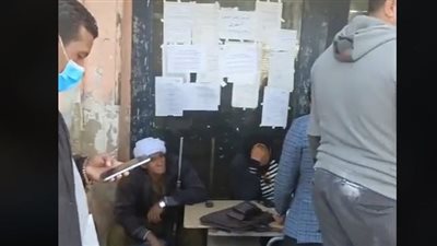 مواطنون يشكون معاملة موظفي العياط بالجيزة: أبواب المجلس مقفولة من 10 الصبح وأوراقنا متعطلة 