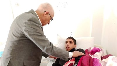 محافظ شمال سيناء يزور مستشفى الشيخ زويد ويقدم التهنئة للمرضى والجرحى الفلسطينيين والعاملين بالمستشفى