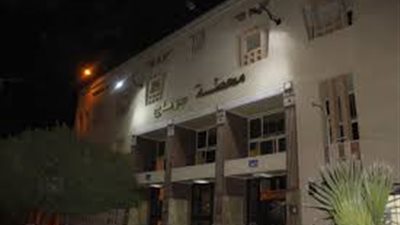 بتر بالقدم.. إصابة عامل أثناء محاولته اللحاق بالقطار على محطة سكة حديد سوهاج