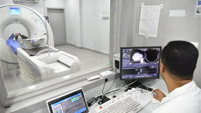 بدء فحص الطفلة إيمان ضحية رشق الحجارة على قطار المنوفية بمعهد ناصر| صور 