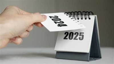 جدول شامل| الإجازات الرسمية 2025.. 13 يومًا من المناسبات الدينية والوطنية