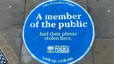 مع تزايد سرقات الهواتف المحمولة في بريطانيا.. الشرطة تضع لافتات تحذيرية أرضية للمواطنين
