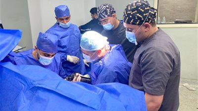 جراحة 7 ساعات.. 4 فرق طبية تنجح في إنقاذ سيدة تعرضت لضربات بالساطور على يد طليقها بسوهاج | صور
