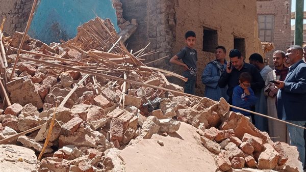 لجنة تبحث المنزل