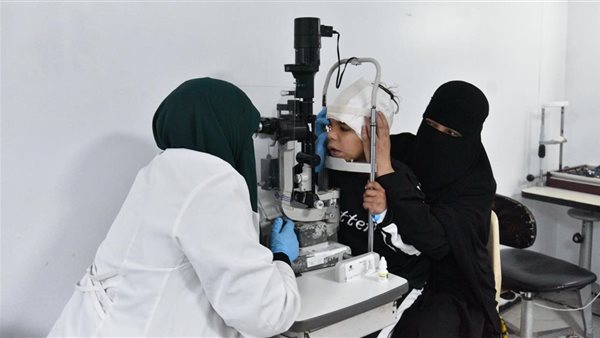 فحص الطفلة إيمان