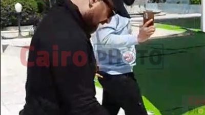 مش مصدق اللي بيحصل.. نضال الشافعي يفقد تركيزه ويخرج من جنازة زوجته دون حذاء