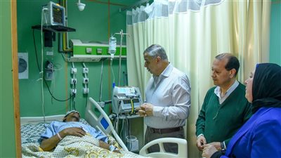 بعد مصرع زوجته وأبنائه.. محافظ الإسكندرية يزور الأب الناجي من انهيار عقار الجمرك