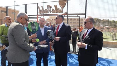 بمضرب التنس.. محافظ الجيزة يشارك الأطفال الأيتام فرحتهم بالأنشطة الرياضية بمركز شباب الصف