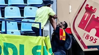 مشجع صن دوانز عن إنقاذه أحد جماهير الترجي قبل السقوط من المدرجات: قالي عندي 3 أولاد