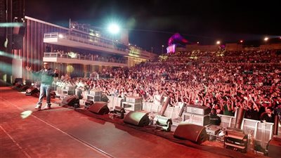 ليلة لاتنسى في البحرين.. عمرو دياب يشعل 