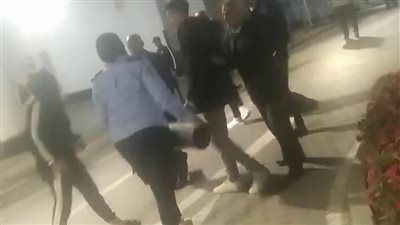 باستخدام طفاية.. فيديو يوثق محاولة اعتداء فتاة أمن على زميلها بمجمع السويس الطبي 