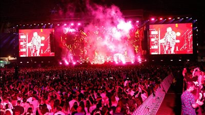 عمرو دياب يتألق في حفل أبوظبي وسط أضخم حضور جماهيري بالاتحاد بارك