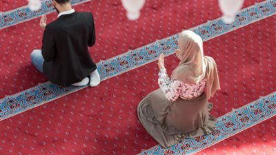 مكان وقوف المرأة في صلاة الجماعة مع زوجها.. الإفتاء تبين