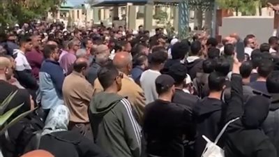 ماتت صائمة.. الحزن يسيطر على الأهالي خلال تشييع جثمان معلمة دهستها سيارة ببورسعيد | بث مباشر