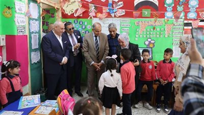 محافظ المنيا يُجرى جولة تفقدية بمدرسة بني مزار الرسمية المتميزة للغات لمتابعة انتظام العملية التعليمية