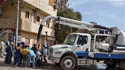 محافظ أسوان: تشكيل لجنة فنية لدراسة الأسباب الهندسية لطفح الصرف الصحي المتكرر بمدخل منطقة الكرور