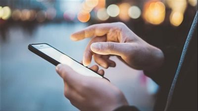 تسبب قصر النظر.. تحذيرات من التحديق في شاشات الهواتف