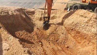 بعد 20 ساعة بحث.. تفاصيل انتشال جثمان شاب انهارت عليه بئر مياه بقنا | بث مباشر