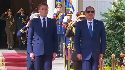 مراسم استقبال رسمية لماكرون بقصر الاتحادية خلال لقاء السيسي