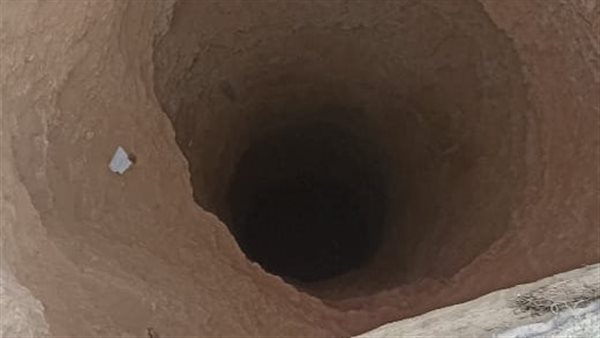 سقوط شاب داخل بئر