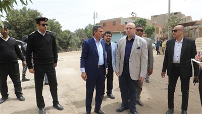 محافظ بني سويف يوجه بتطهير أحد المصارف بقرية الرياض ورفع المخلفات بالتنسيق مع الري