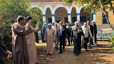 محافظ قنا يُقدِّم واجب العزاء في شهيد الواجب النقيب محمود عبدالصبور: ستظل تضحياته مصدر إلهام لشباب قريته 